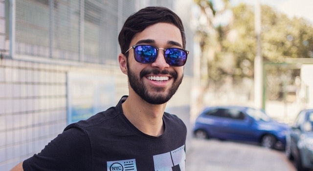 man wearing round shaped sunglasses 640×350